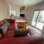 Geraeumige Mit Terrasse