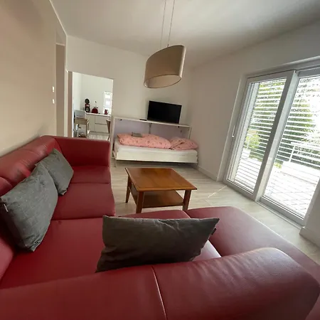 Geraeumige Mit Terrasse