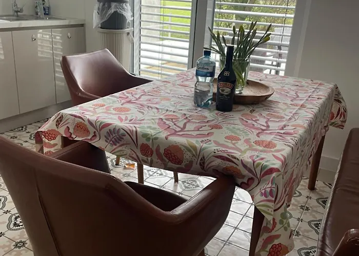 Geraeumige Mit Terrasse شقة *